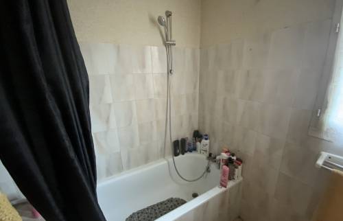 salle de bain avec baignoire avant travaux La Maison Des Travaux Alès